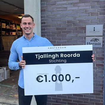 Cheque van €1.000 van Amsterdam Grapes voor de Tjallingh Roorda Stichting